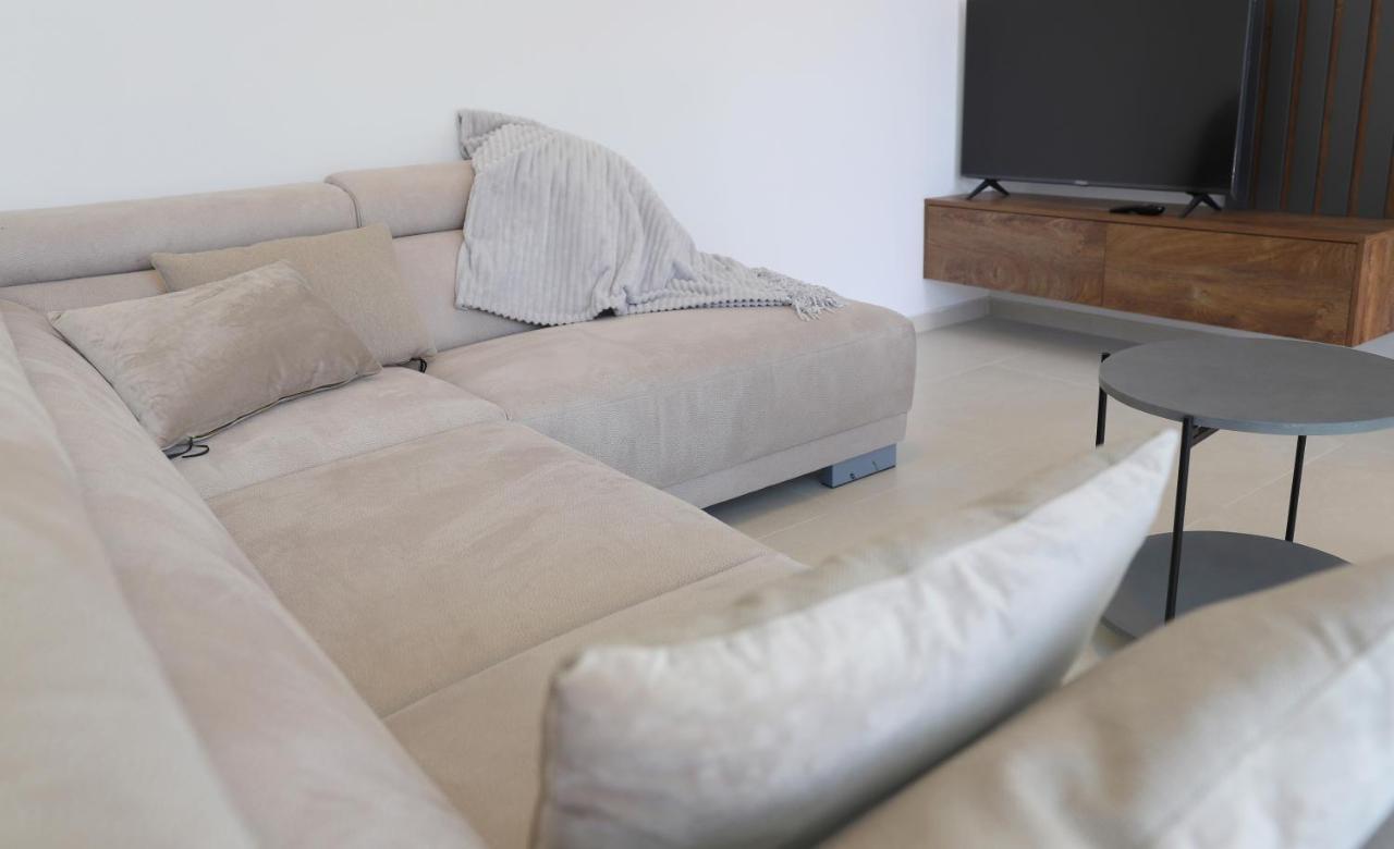 נייביצה Brand New Apartment With Private Pool מראה חיצוני תמונה